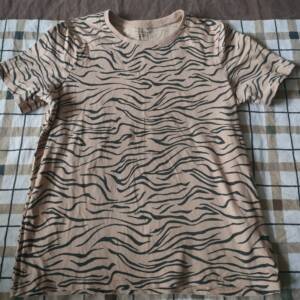 Tshirt beige et noir 13-14 ans