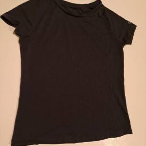 T-shirt sport noir Decathlon 7-8 ans