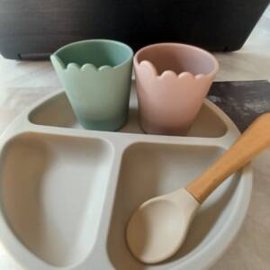 Assiette ventouse avec 2 gobelets et cuillère
