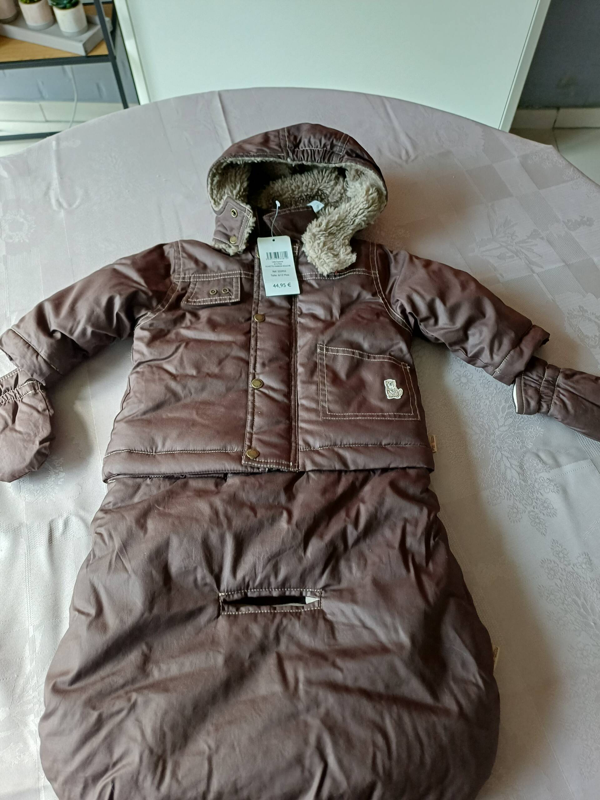 Ensemble blouson avec protège jambes, plus mouffles Petit Bisou 6-12 mois