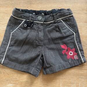 Short gris avec fleur rose