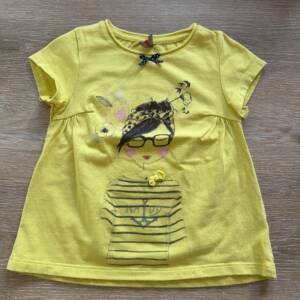T-shirt jaune avec filles