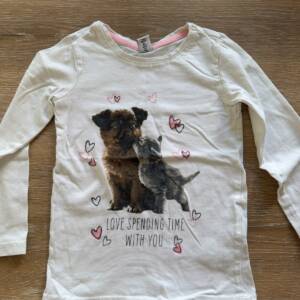 Pull blanc avec chien et chat