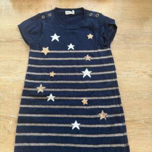 Robe bleue foncée avec étoiles