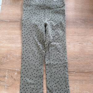 Pantalon kaki à pois noir