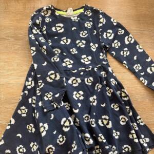 Robe bleu marine, avec fleurs blanches