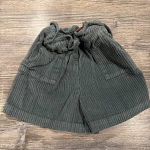 Short, verre d’eau, tape-à-l’œil