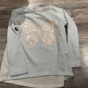 Pull bleu avec papillon brillant