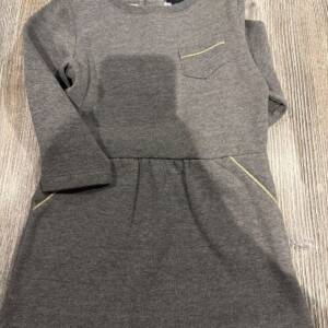 Robe grise avec filet doré