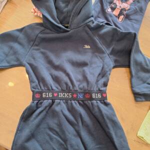 Robe bleu a capuche ikks taille 5 ans