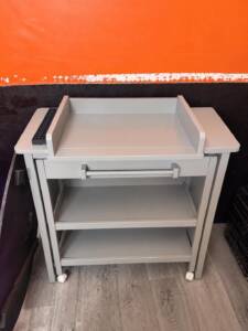 table à langer avec baignoire